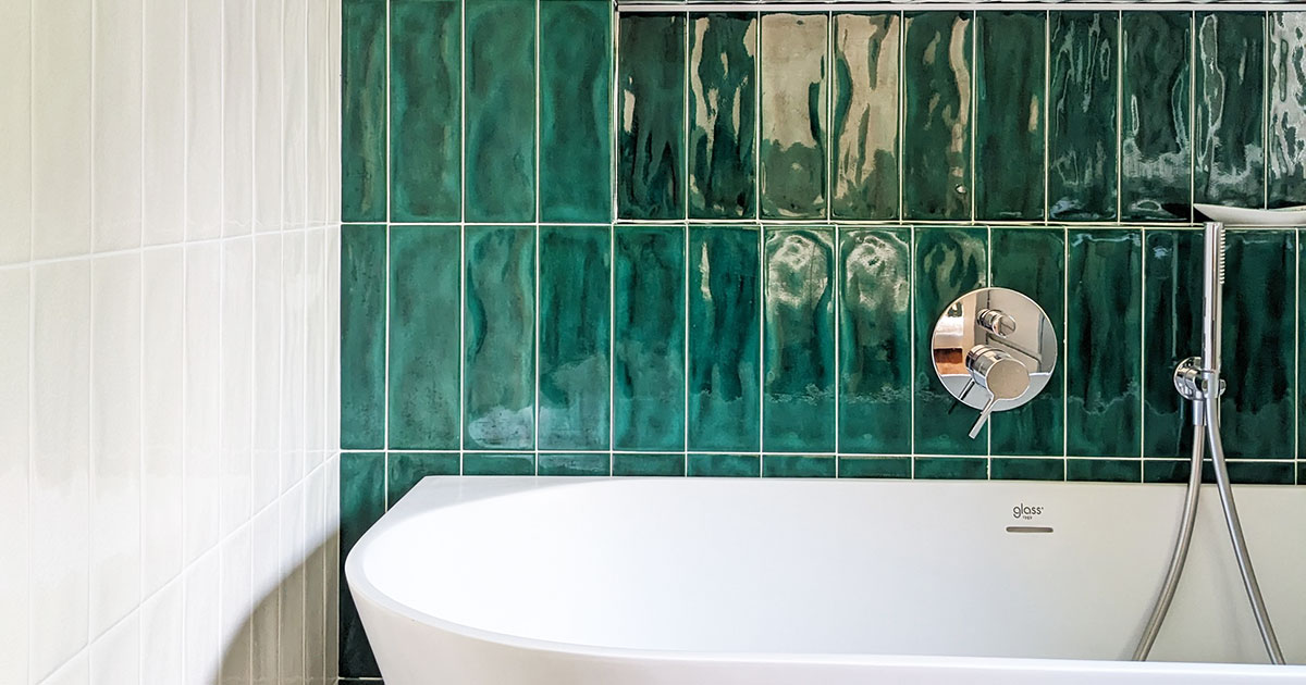 Toalite Bagno di design con rivestimenti Krakle: bianco e verde bottiglia per ...